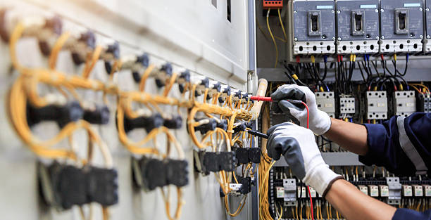 Professional Electrician technician working in Harlem, FL